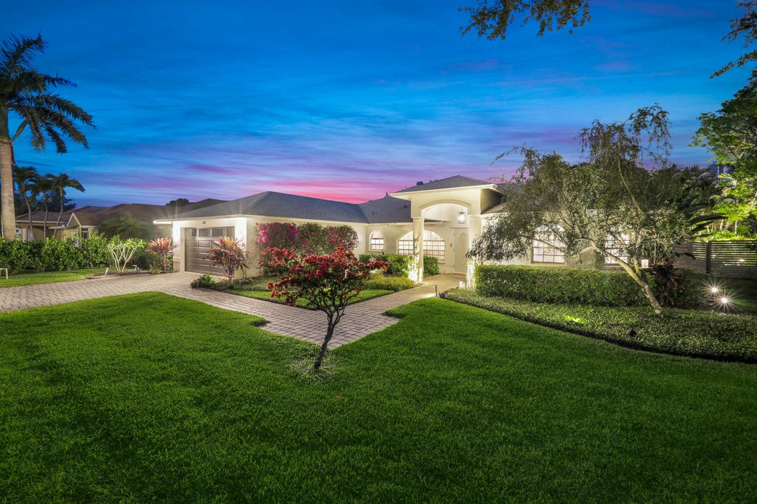 661 97th Ave N, Naples, FL 34108