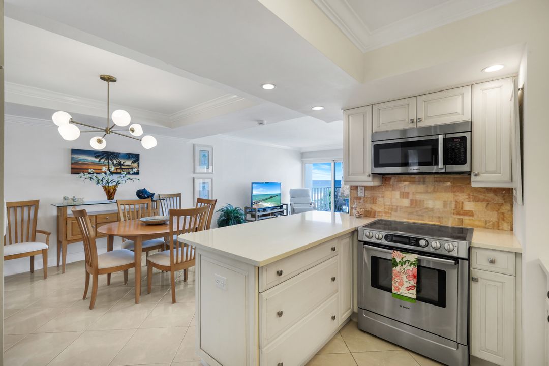 3443 Gulf Shore Blvd N #313, Naples, FL 34103
