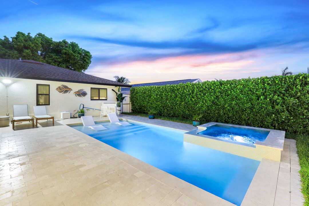 749 97th Ave N, Naples, FL 34108