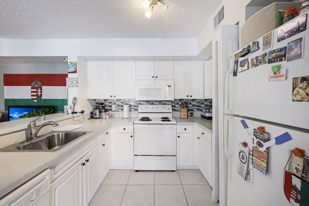 1160 Wildwood Lakes Blvd #9-205, Naples, FL 34104