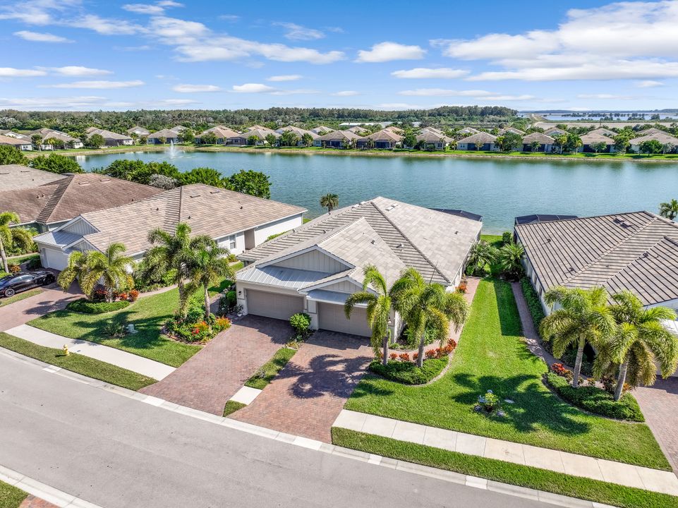 14908 Edgewater Cir, Naples, FL 34114