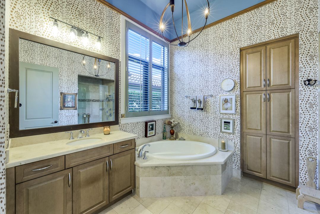 2239 Residence Cir, Naples, FL 34105