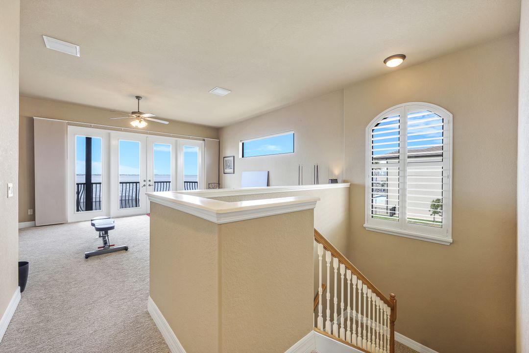 1028 Dolphin Dr, Cape Coral, FL 33904