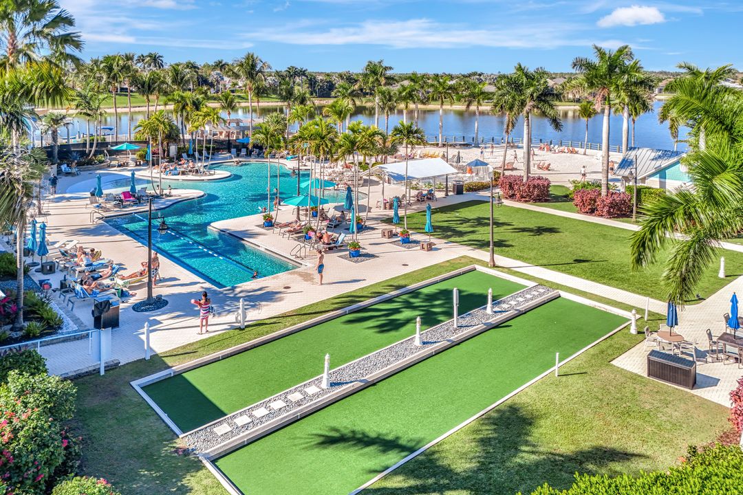 14863 Edgewater Cir, Naples, FL 34114