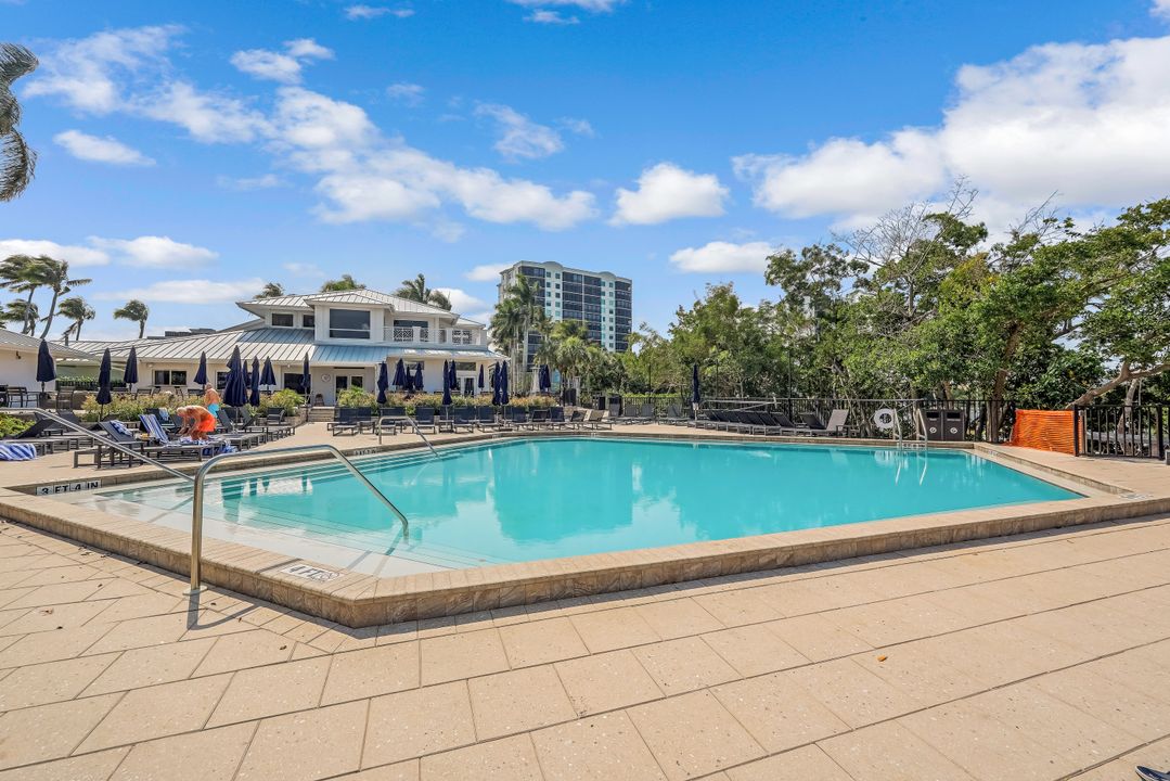 425 Cove Tower Dr  #1501, Naples, FL 34110
