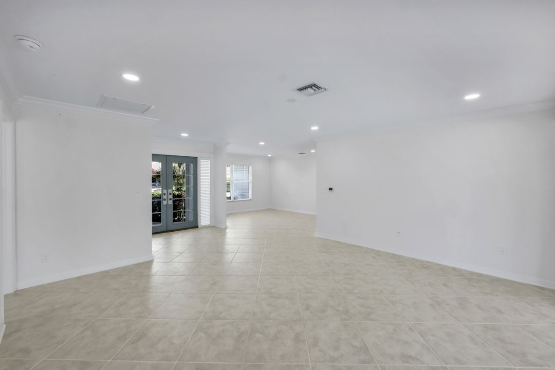 750 Southern Pines Dr, Naples, FL 34103
