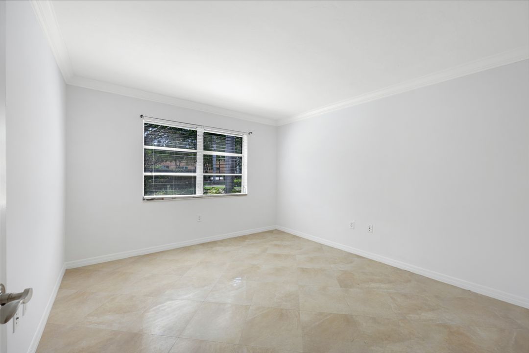 72 7th St S #106, Naples, FL 34102