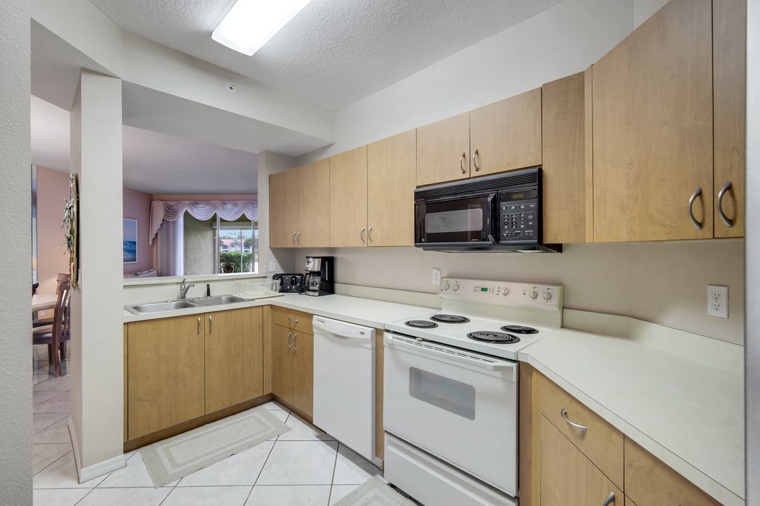 6384 Huntington Lakes Cir #103, Naples, FL 34119
