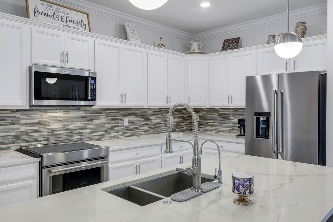 2193 Clementine St, Naples, FL 34120