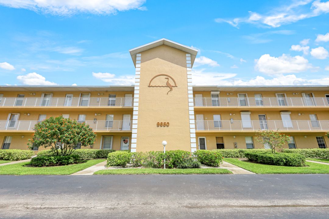 9650 Victoria Ln #B-102, Naples, FL 34109