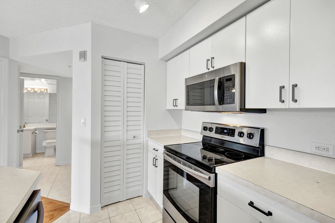 8880 Colonnades Ct W #427, Bonita Springs, FL 34135