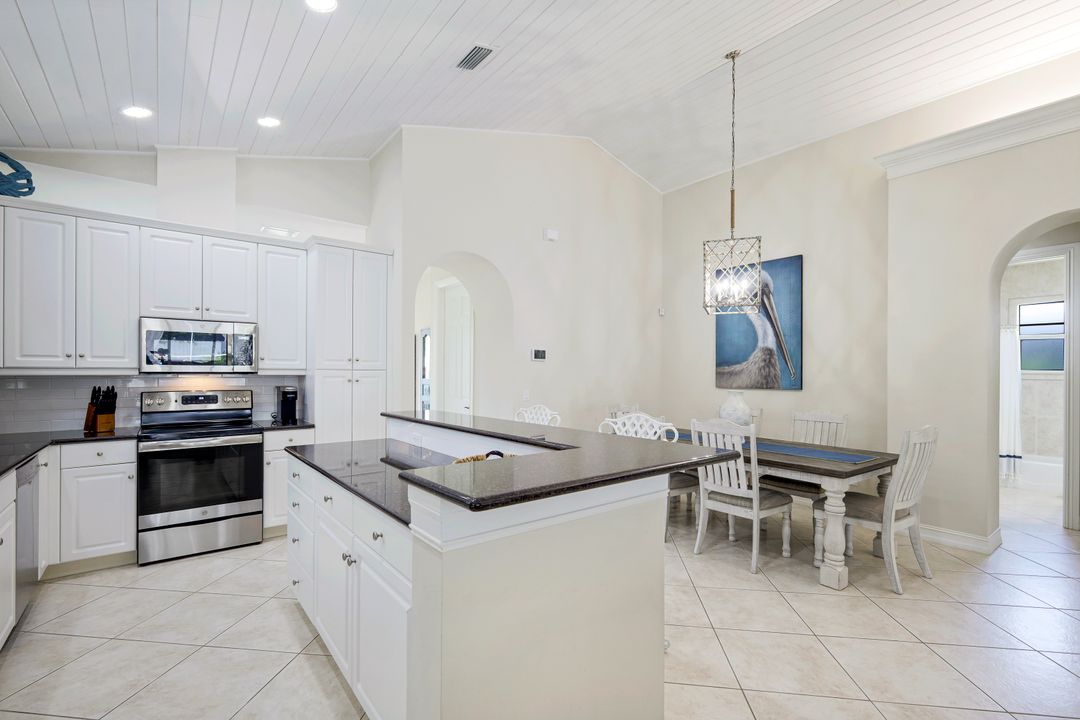 687 106th Ave N, Naples, FL 34108