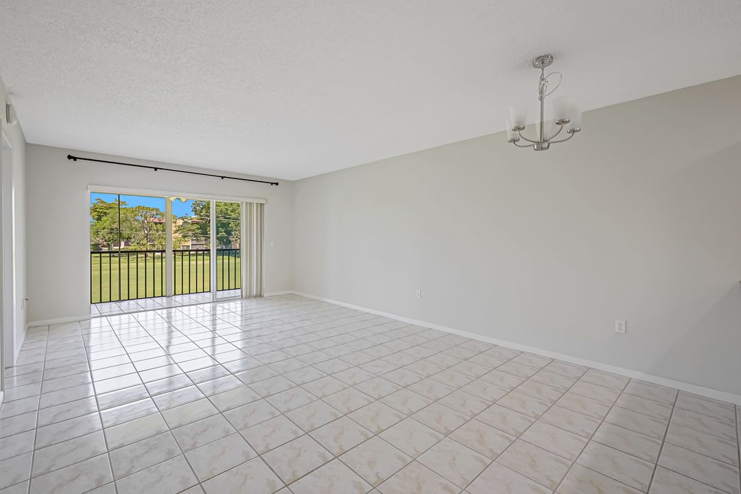 201 Quail Forest Blvd #202, Naples, FL 34105