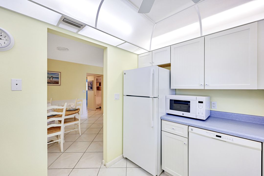 2000 Alamanda Dr #104, Naples, FL 34102