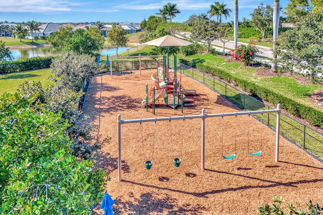 14863 Edgewater Cir, Naples, FL 34114