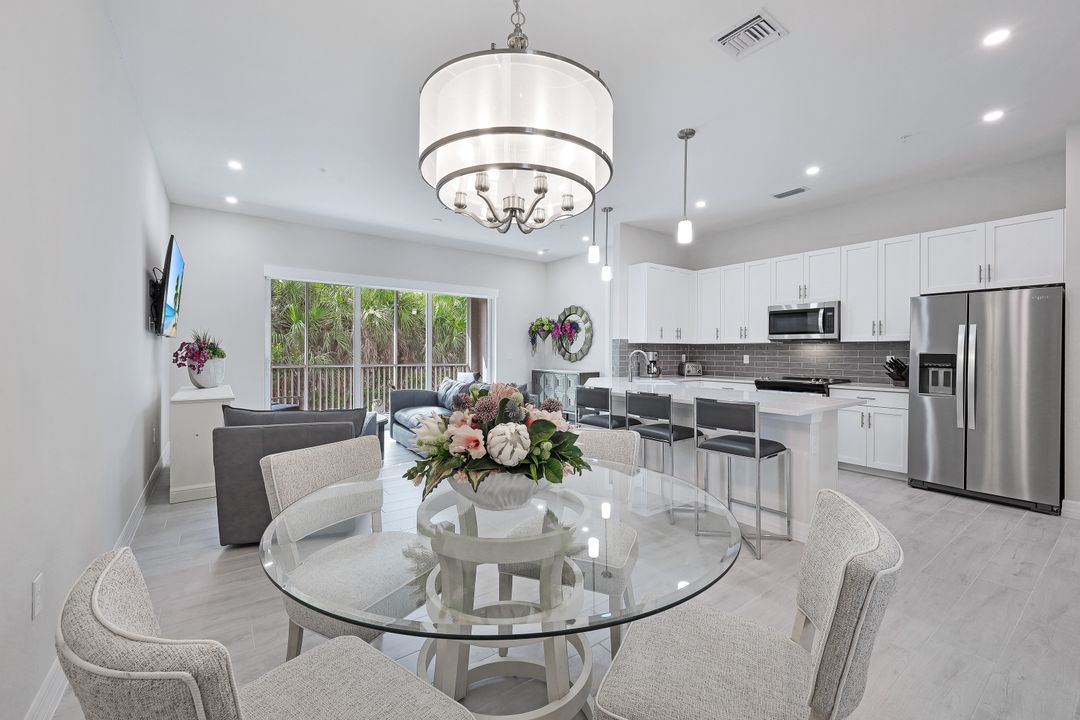 250 Indies Dr E  #202, Naples, FL 34114