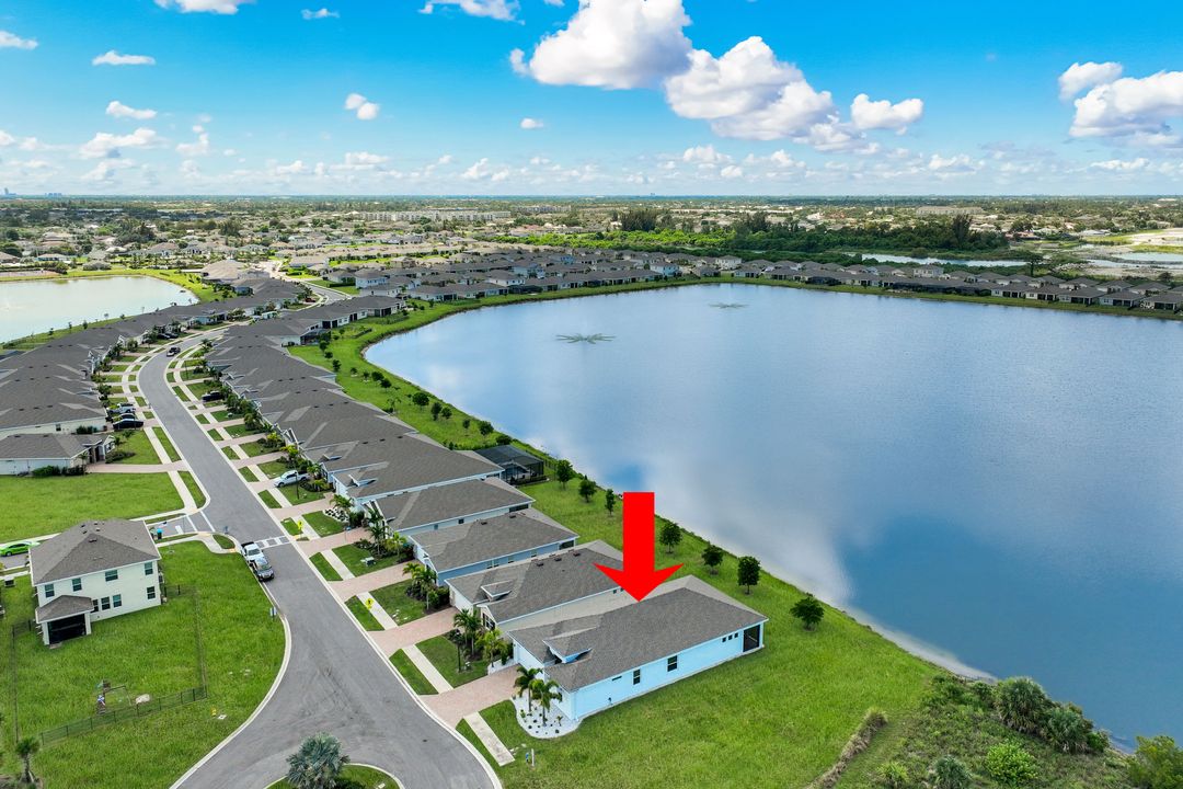 950 Stonewater Lk Ter, Cape Coral, FL 33993