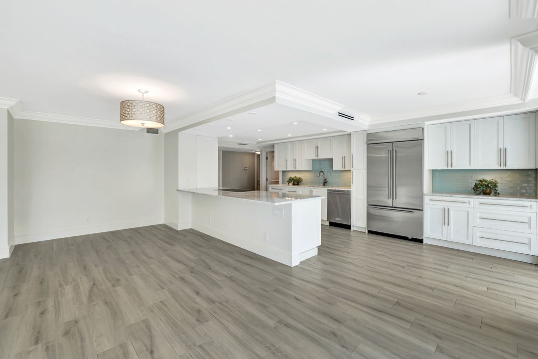 4401 Gulf Shore Blvd N #205, Naples, FL 34103