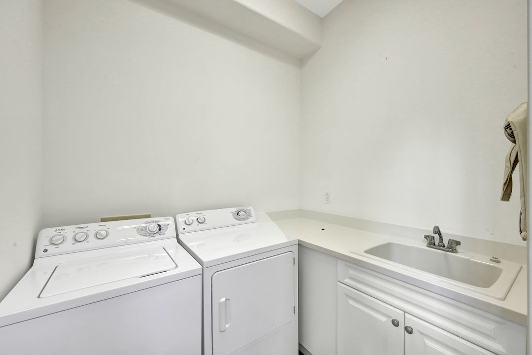 6172 Dogleg Dr, Naples, FL 34113