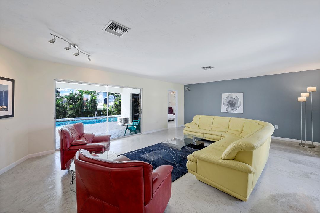 318 Grapewood Ct, Marco Island, FL 34145