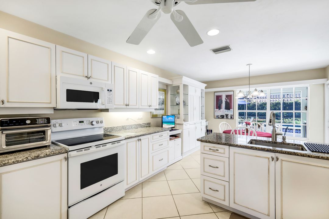 712 Pine Creek Ln, Naples, FL 34108