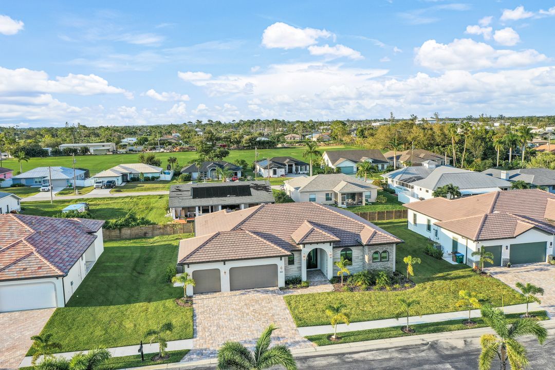 860 Palmetto Pointe Cir, Cape Coral, FL 33991