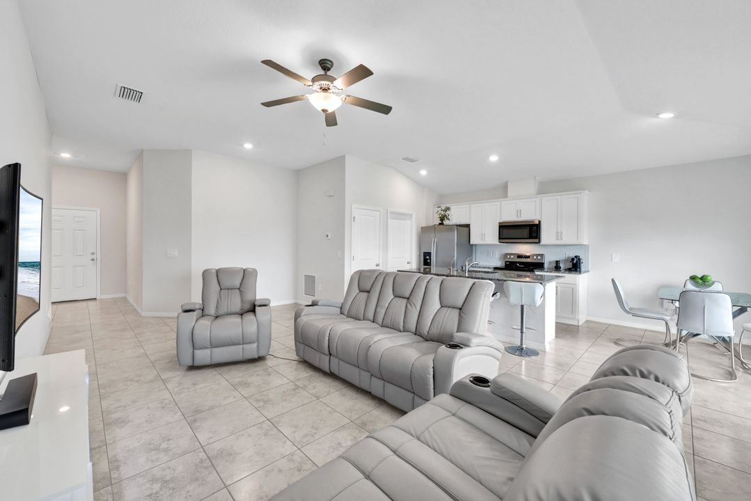 328 Jacaranda Pkwy E, Cape Coral, FL 33909