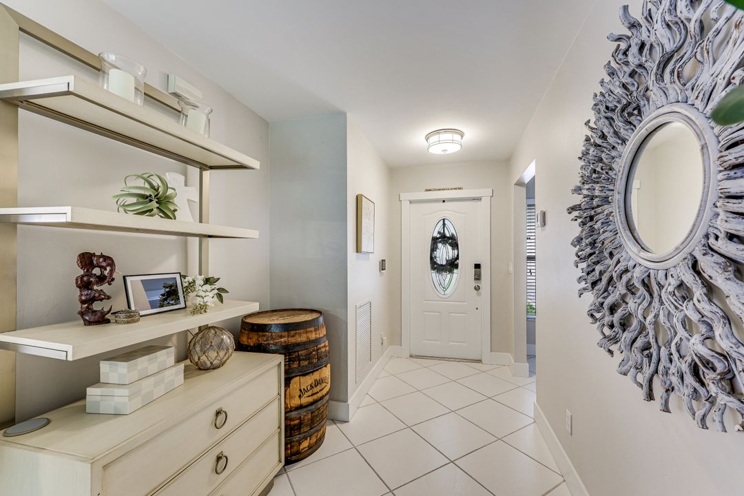 156 Stanhope Cir, Naples, FL 34104
