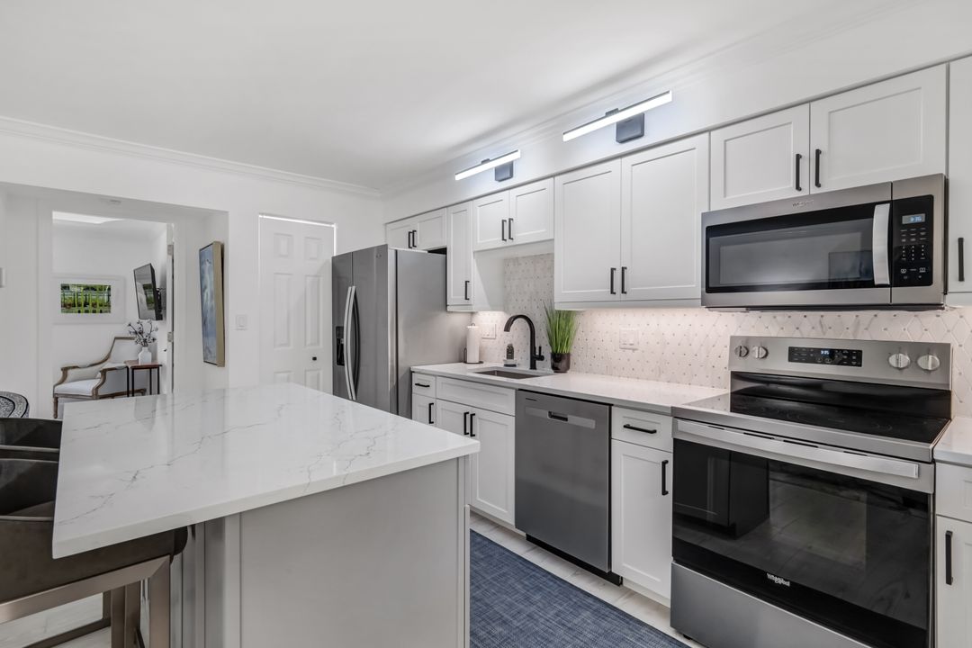 960 7th St S #105, Naples, FL 34102