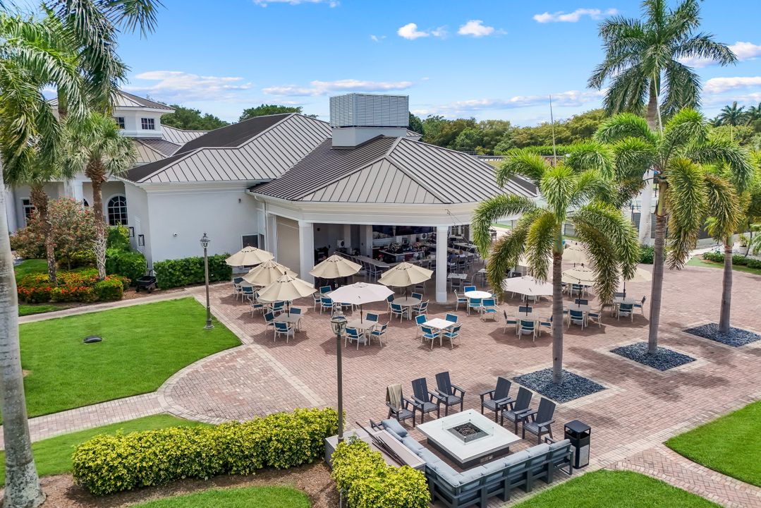 1895 Les Chateaux Blvd #302, Naples, FL 34109