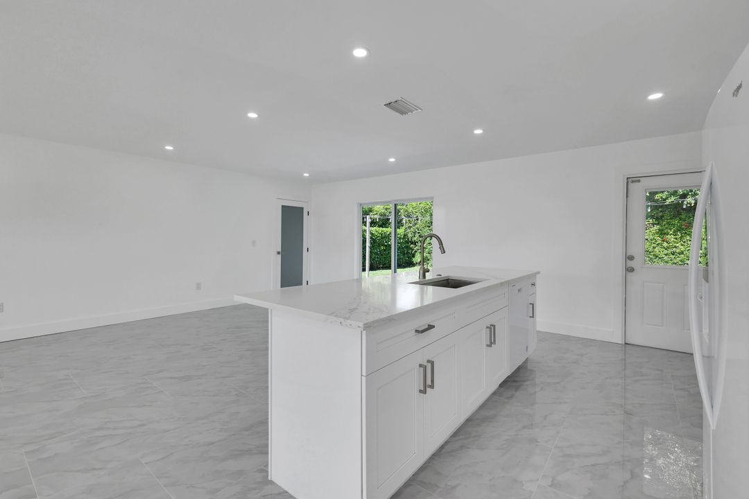 939 Bluebird St, Naples, FL 34104