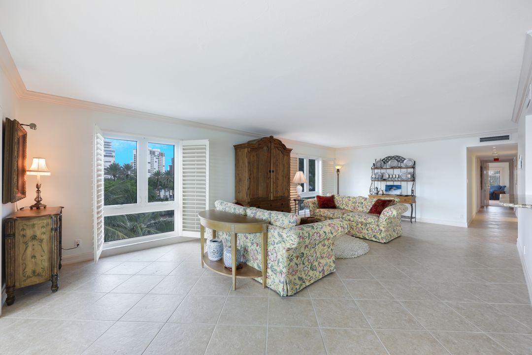 250 Park Shore Dr, Naples, FL 34103