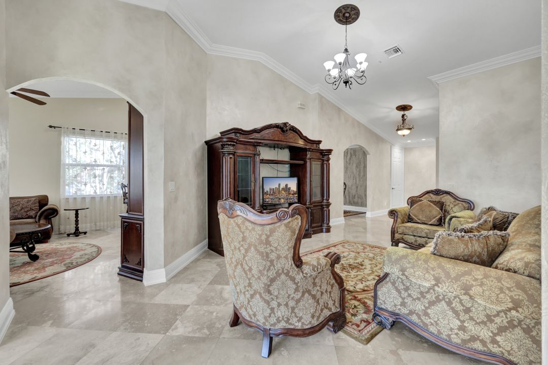 1345 Mariposa Cir #204, Naples, FL 34105