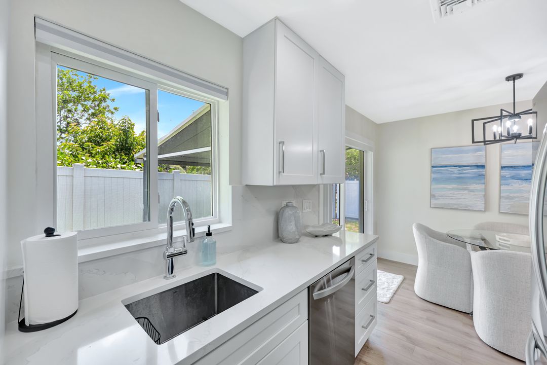 600 98th Ave N #B, Naples, FL 34108