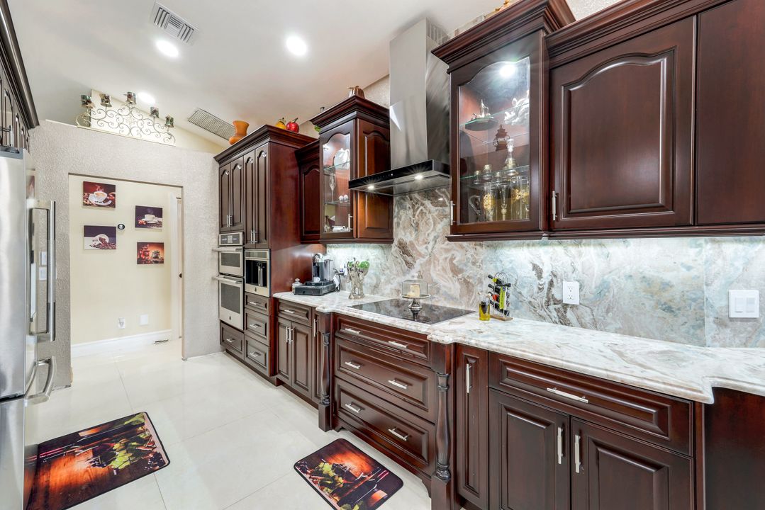 221 10th St SE, Naples, FL 34117