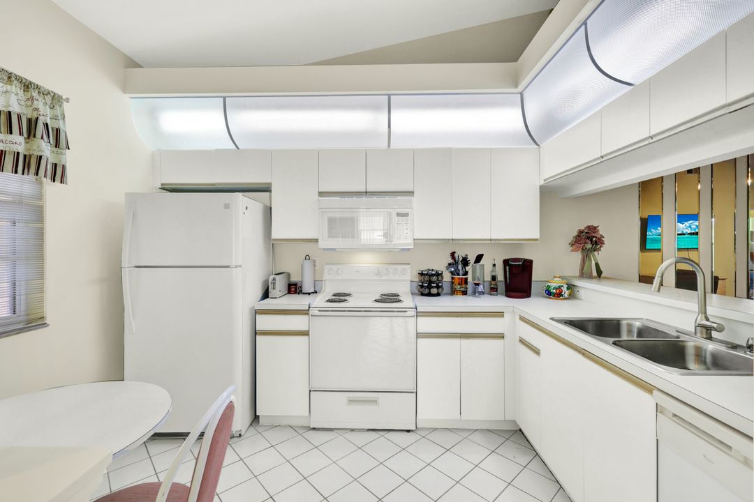 326 Bradstrom Cir # F-204, Naples, FL 34113