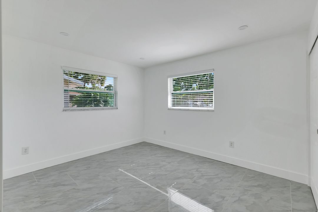939 Bluebird St, Naples, FL 34104