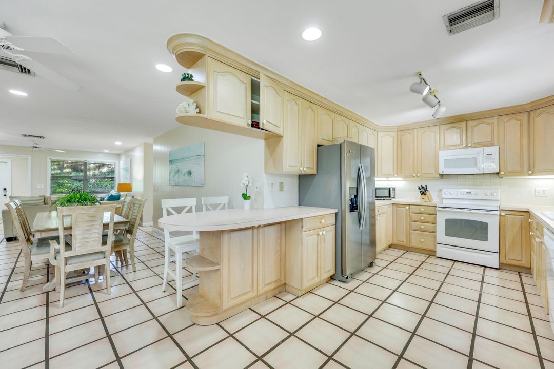 131 Cajeput Dr, Naples, FL 34108