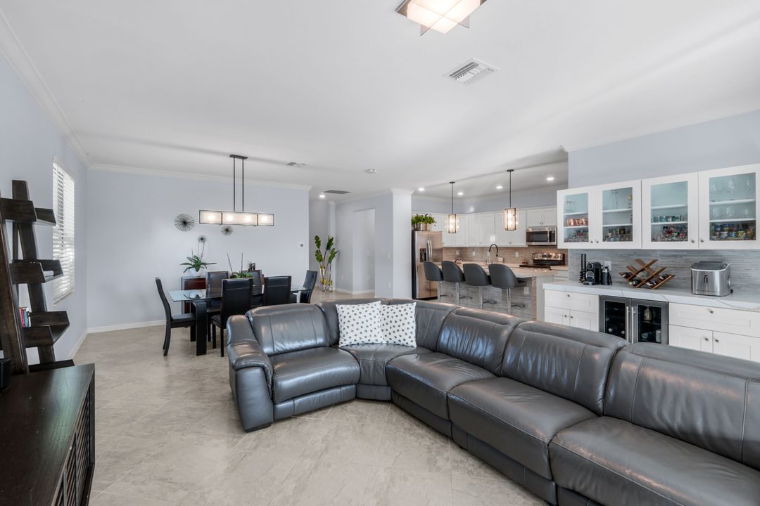 9445 Glenforest Dr, Naples, FL 34120