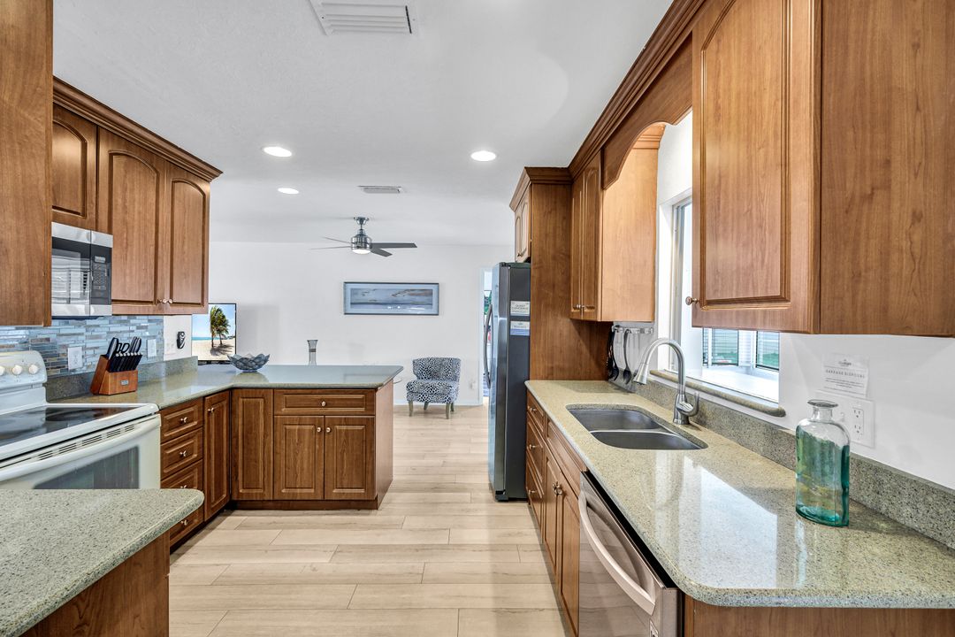 576 93rd Ave N, Naples, FL 34108