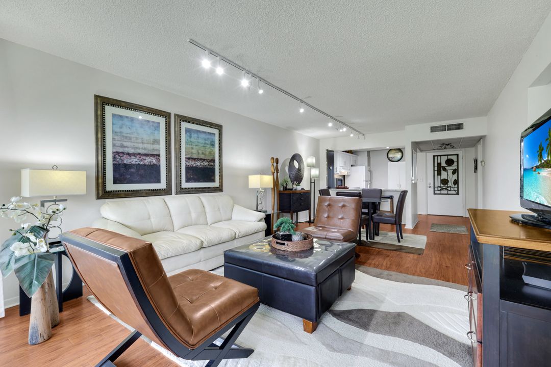 1084 Forest Lake Dr #304, Naples, FL 34105