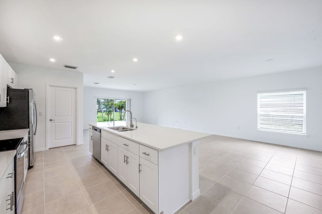 2714 SW 3rd Ln, Cape Coral, FL 33991