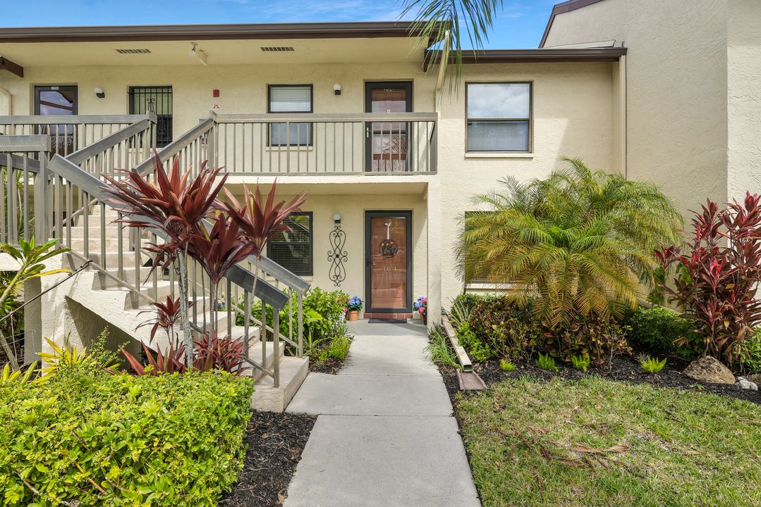 9290 Lake Park Dr #104, Fort Myers, FL 33919