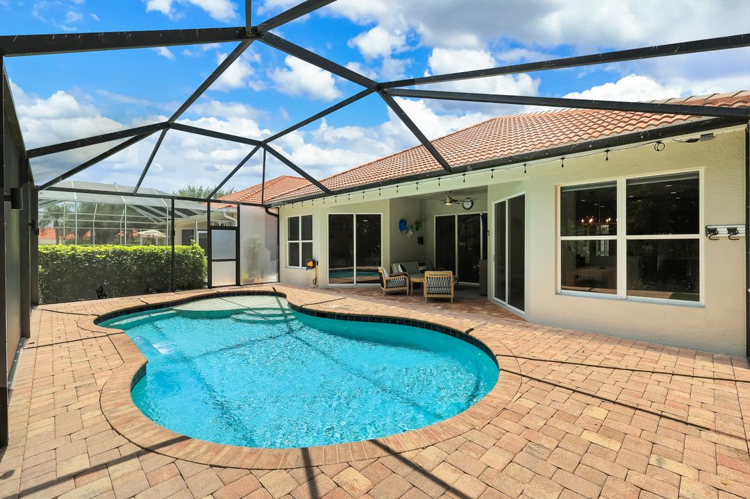 6072 Highwood Park Ln, Naples, FL 34110