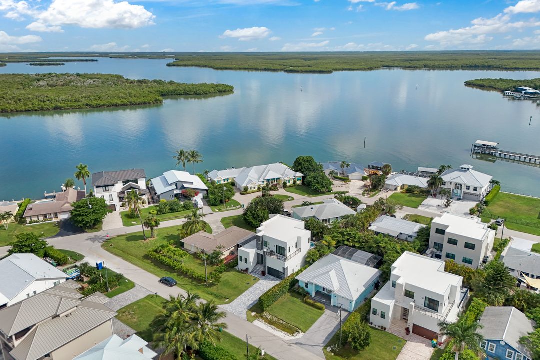 109 W Hilo St, Naples, FL 34113