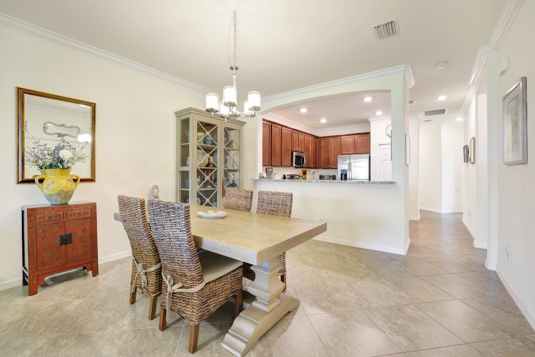 2072 Wellington St, Naples, FL 34120