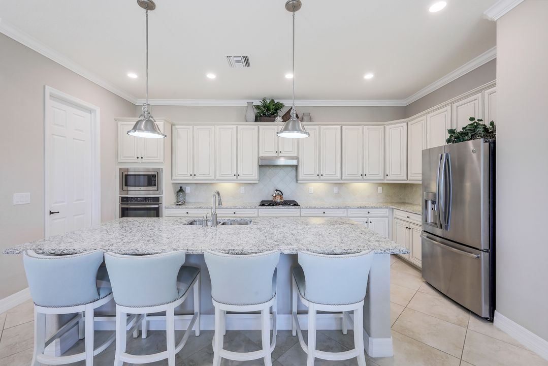 2939 Aviamar Cir, Naples, FL 34114