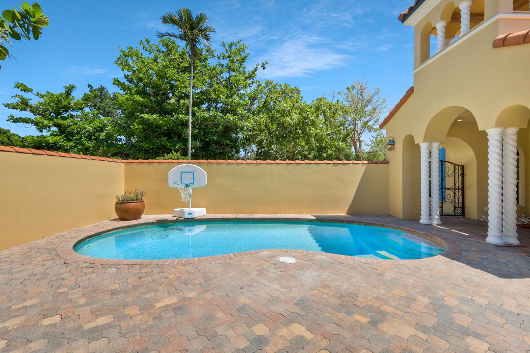 16167 Captiva Dr, Captiva, FL 33924