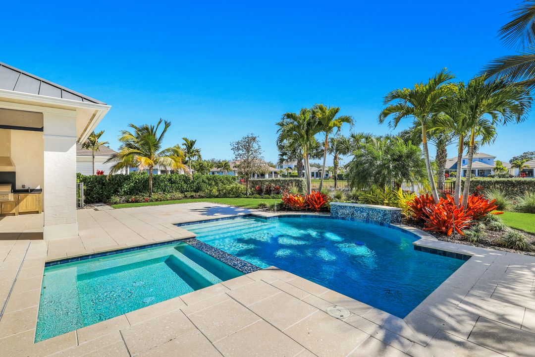 16716 Enclave Cir, Naples, FL 34110