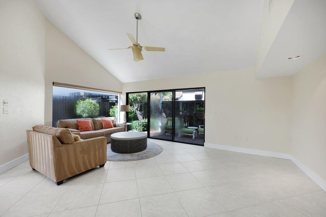 529 Bay Villas Ln, Naples, FL 34108